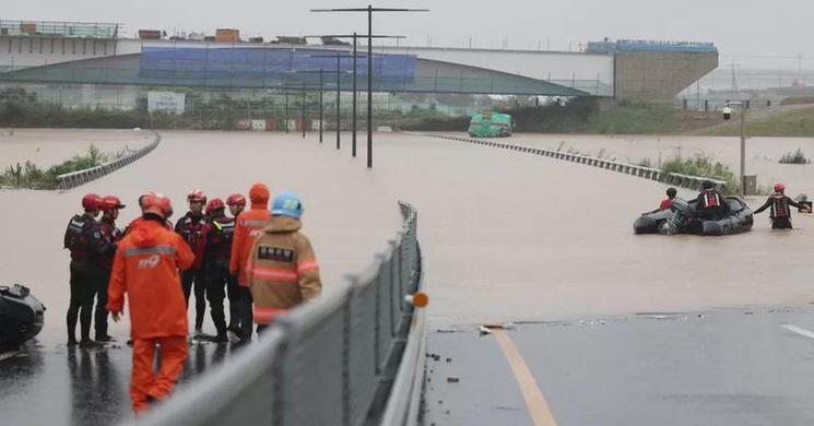 S Korean floods leave more than 20 dead as thousands forced to evacuate