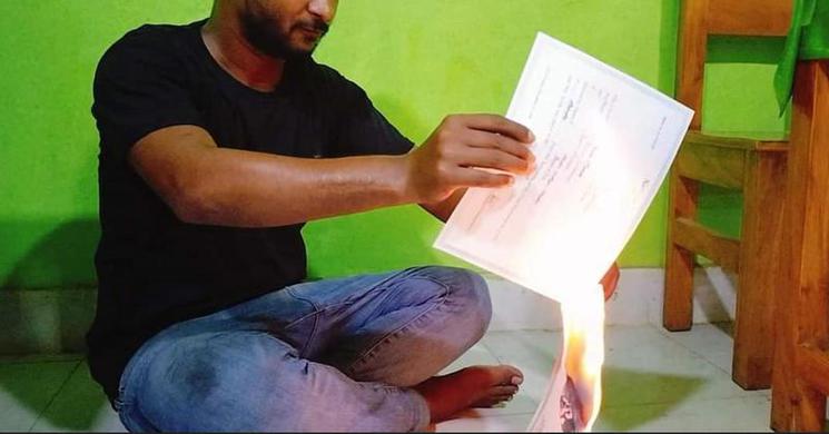 এবার চাকরি না পেয়ে সার্টিফিকেট পোড়ালেন ঢাকা কলেজের শিক্ষার্থী