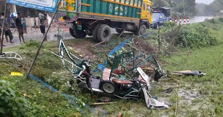 ঘাতক ট্রাকের কবলে প্রাণ হারালেন অটোরিকশার ৪ যাত্রী