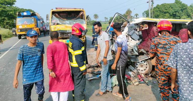 ট্রাক-অ্যাম্বুলেন্স মুখোমুখি সংঘর্ষে মা ও নবজাতকসহ নিহত ৪