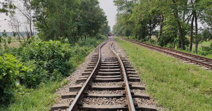 গরমে লাইন বেঁকে যাওয়ায় রেল যোগাযোগ বন্ধ